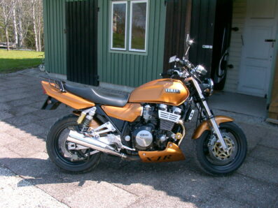 XJR1200 Med Hugger, Magspoiler, X-pads, Kylarskydd och Tuningkit